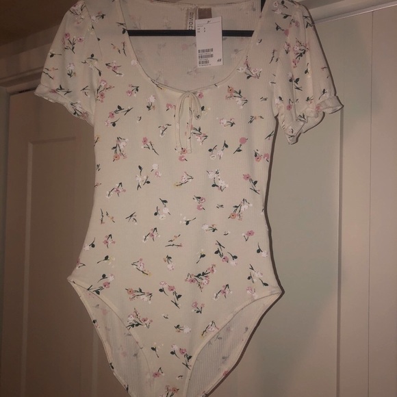 BNWT H&M ribbed body suit cream/flowers - sz S - Picture 3 of 7